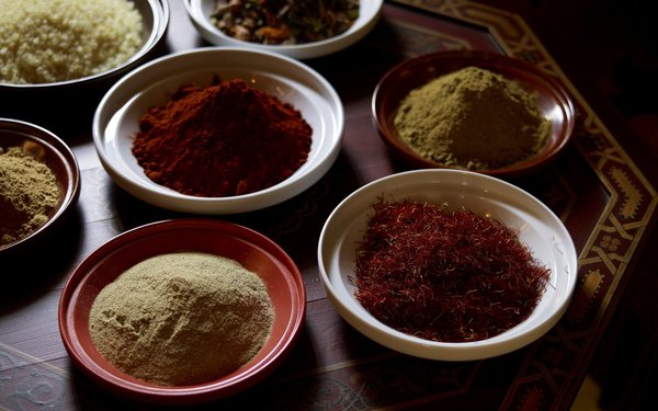 Épices et saveurs orientales pour une cuisine locale de haut qualité