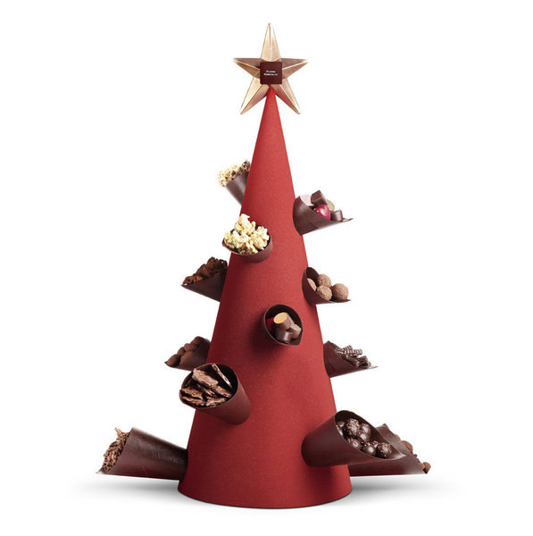 Marcolini revisite le traditionnel sapin de Noël en le revêtant d'un habit rouge et le pique de cornets de friandises chocolatées