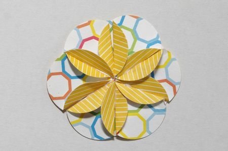 Coller les 6 cercles assemblés sur le grand cercle