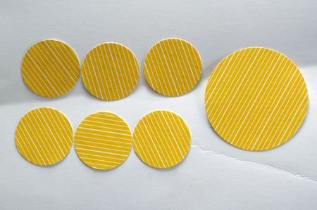 Découper 6 cercles de 3,3 cm et 1 cercle de 5 cm avec les perforatrices Artemio.