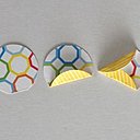 Replier  deux côtés du cercle  en vis à vis pour former 2 pétales.