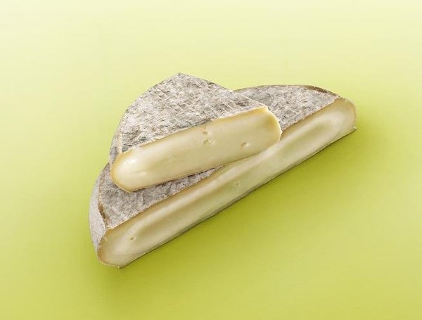 Le Saint-nectaire fermier aux arôme puissants conviendra parfaitement à un cépage rouge étranger comme un vin du Chili