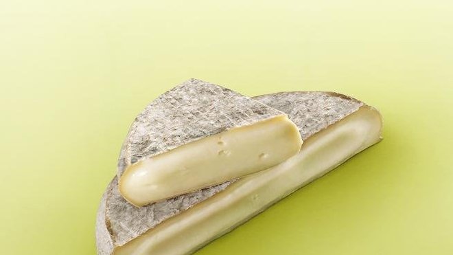 Le Saint-nectaire fermier aux arôme puissants conviendra parfaitement à un cépage rouge étranger comme un vin du Chili Le Saint-nectaire fermier aux arôme puissants conviendra parfaitement à un cépage rouge étranger comme un vin du Chili