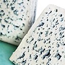 Une puissante pâte persillée comme la célèbre fourme d'Ambert contrebalancera la douceur d'un Sauternes ou d'un Coteaux du Layon