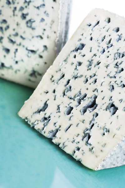 Une puissante pâte persillée comme la célèbre fourme d'Ambert contrebalancera la douceur d'un Sauternes ou d'un Coteaux du Layon