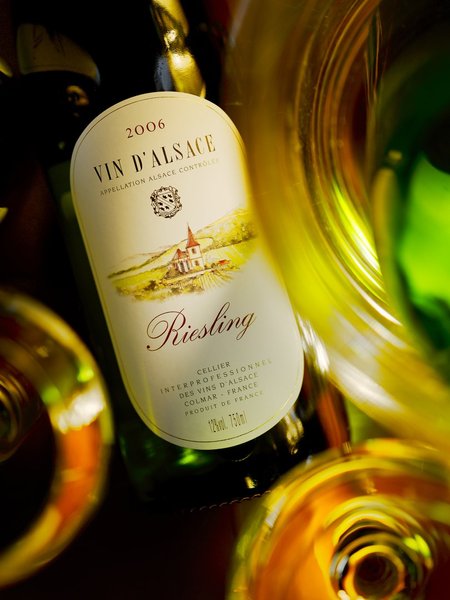 L'Alsace et son fameux Riesling: souvent associé au Munster, il sera encore meilleur dans un juste équilibre avec un petit chèvre tel un Chabichou du Poitou, un cabécou du Périgord ou encore un Picodon