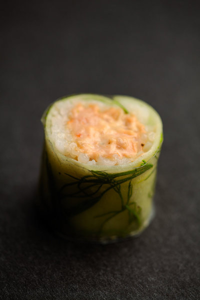Crème de thon à l'aneth roulée dans une feuille de concombre, "Spring" de Jean-François Piège pour Sushishop