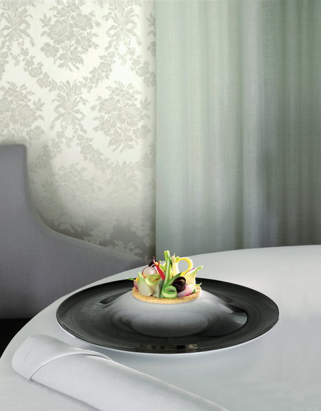 La rencontre de trois véritables talents: Raynaud pour la porcelaine, Catherine et Bruno Lefebvre en tant que designers, et Anne-Sophie Pic comme chef étoilée