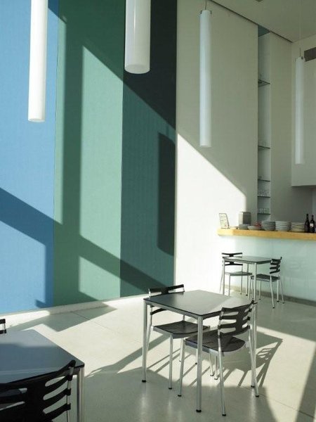 Déclinaisons de couleurs des panneaux au Glasmuseet, musée consacré au verre, à Ebeltoft au Danemark