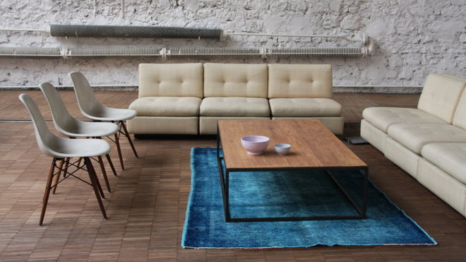 Déniché à Istanbul, ce tapis indigo se marie parfaitement avec le reste du mobilier, dont les célèbres chaises Eames DSW, conférant à la pièce une ambiance ethnique chic