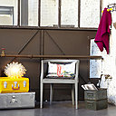 Malles en acier, cases en acier et porte manteaux donnent à cette entrée une atmosphère résolument industrielle