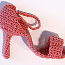 Chaussure gauche de la série Armes....  s  au crochetpar Hanne G.