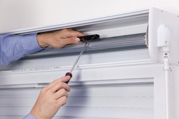 2- Retirez les attaches du tablier du tube.