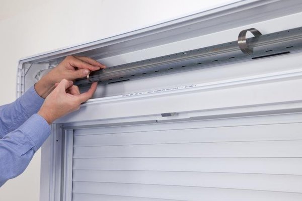 20-Introduire les attaches dans les fentes du tube