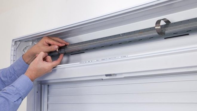 20-Introduire les attaches dans les fentes du tube 20-Introduire les attaches dans les fentes du tube