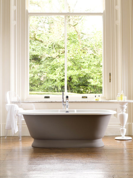 Une baignoire rétro astucieuse. Son élégant socle permet de dissimuler les raccords de plomberie. En Quarrycast®. York. Victoria + Albert.