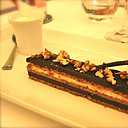 Délicatement marié aux saveurs de la Chartreuse jaune, à la noix et au miel de l’opéra... le fameux Opéra réjouira les amoureux des bon desserts