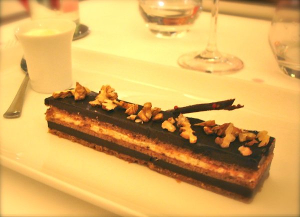 Délicatement marié aux saveurs de la Chartreuse jaune, à la noix et au miel de l’opéra... le fameux Opéra réjouira les amoureux des bon desserts