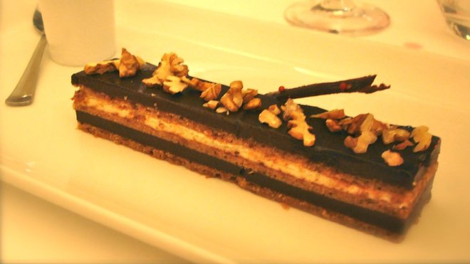 Délicatement marié aux saveurs de la Chartreuse jaune, à la noix et au miel de l’opéra... le fameux Opéra réjouira les amoureux des bon desserts Délicatement marié aux saveurs de la Chartreuse jaune, à la noix et au miel de l’opéra... le fameux Opéra réjouira les amoureux des bon desserts