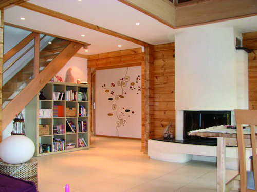 Malgré l’aspect traditionnel de l’extérieur des maisons à ossature bois, l’intérieur des maisons peut être décoré de manière contemporaine et moderne