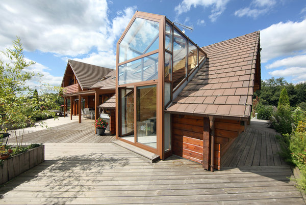 Selon les attentes des clients, le constructeur peut dessiner des plans sur-mesure pour les maisons en bois massif.