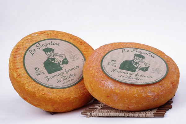 Le ségalou au lait cru et sa croûte orangée fait penser au reblochon