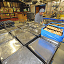 Les boîtes de fer blanc se remplissent des biscuits juste sortis des chaînes avant d'être rassemblés dans les boîtes d'assortiments