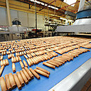 En bout de chaîne, les Cigarettes Russes arrivent toutes dorées et bien roulées !