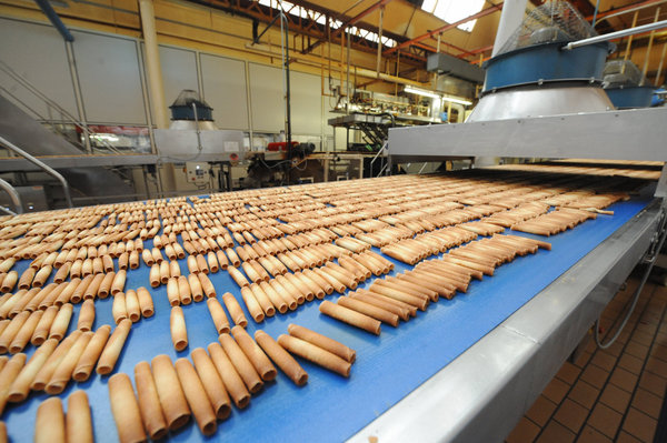 En bout de chaîne, les Cigarettes Russes arrivent toutes dorées et bien roulées !
