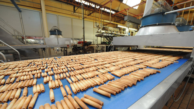 En bout de chaîne, les Cigarettes Russes arrivent toutes dorées et bien roulées ! En bout de chaîne, les Cigarettes Russes arrivent toutes dorées et bien roulées !