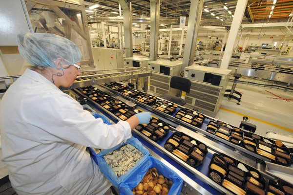 Appliquées, les ouvrières remplissent les boîtes pour ne pas briser les biscuits les plus délicats