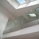 Le hall d’entrée en double hauteur laisse entrevoir la mezzanine transformable en bureau ou chambre.