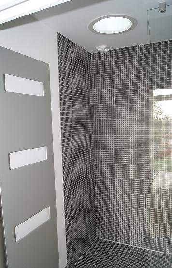 Un puits de lumière naturelle signé Ross Lovegrove éclaire la salle de bains