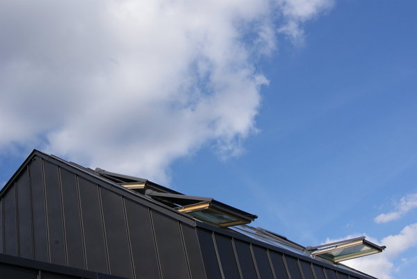 Les ouvrants sont reliés à une station météo perchée sur le toit et s'entrouvrent automatiquement