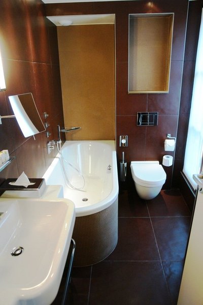 Salle de bain chic tout en matières