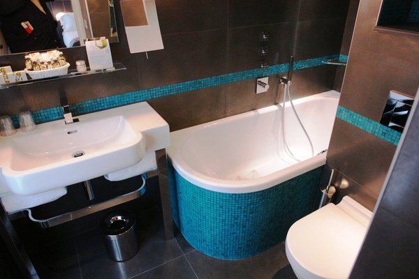 Salle de bain mélange de matières et couleurs