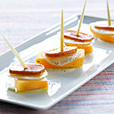 Esprit finger food pour une entrée espagnole et raffinée alliant kaki, boutargue et radis noir
