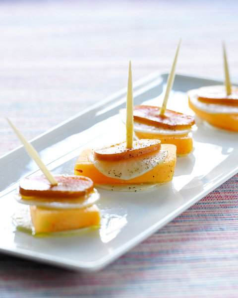 Esprit finger food pour une entrée espagnole et raffinée alliant kaki, boutargue et radis noir