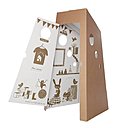 Chez Pirouette Cacahouète voici une cabane proposée en version brute à l’extérieure donc à customiser. Tout comme l’intérieur rempli de jeux et de coloriages. De quoi bien s’amuser,  32,90 € disponible sur www.pirouettecacahouete.com.