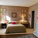 Tentures fleuries, herbiers encadrés, et atmosphère british dans la chambre du Jardin