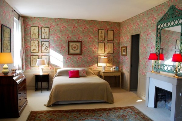 Tentures fleuries, herbiers encadrés, et atmosphère british dans la chambre du Jardin
