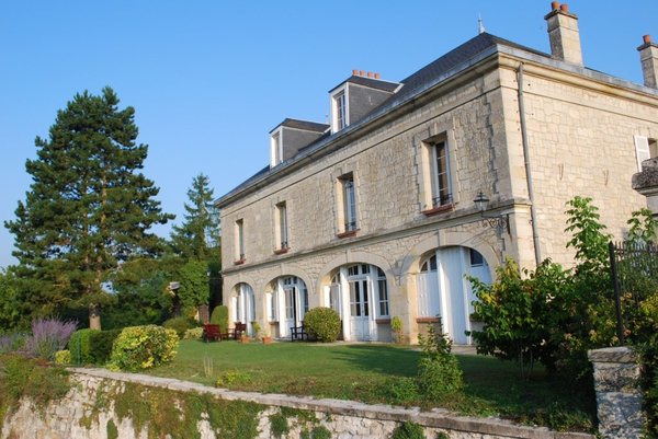 La maison la plus grande du village reprend vie et devient une maison d'hôtes raffinée
