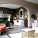 décoration chaleureuse et éclectique dans salon, mêlant pièces anciennes et contemporaines, souvenirs de famille et de voyages...