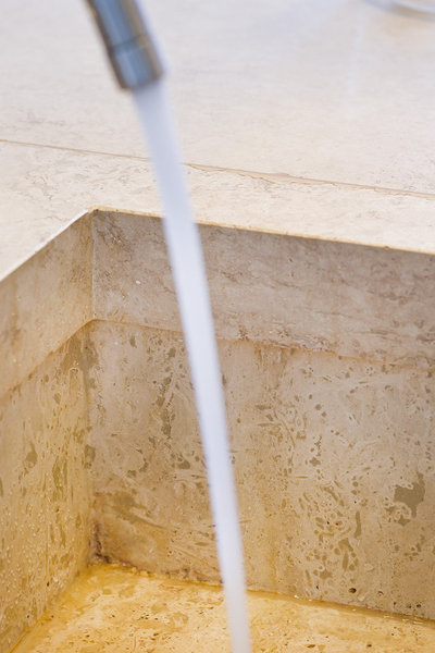 Detail d'un timbre d'évier en travertin poli, SDA