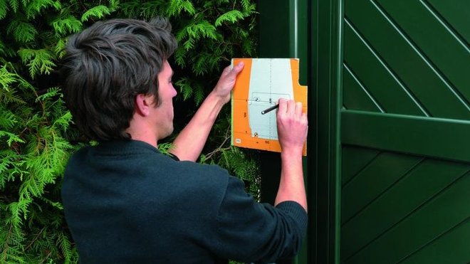 Reportez l'emplacement des trous de la plaque de fixation