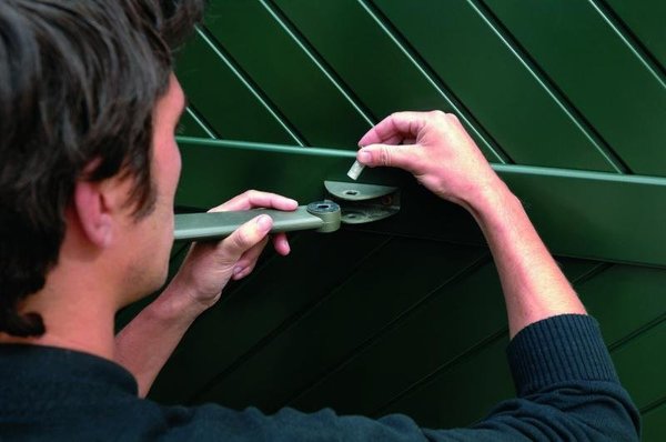 Fixez à l'aide de l'axe