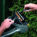 Procédez au raccordement éléctrique. Attention aux polarités!