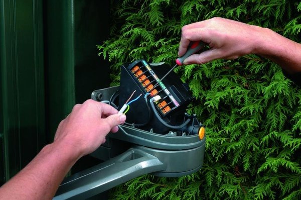 Procédez au raccordement éléctrique. Attention aux polarités!