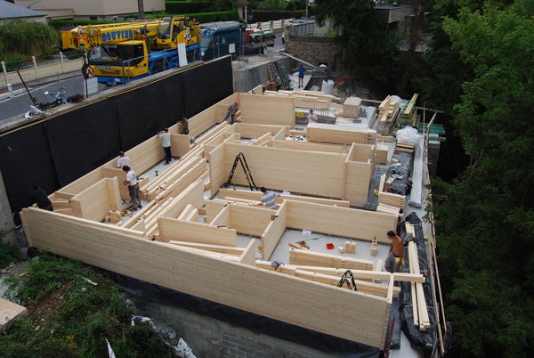 Le montage se fait par encastrement de madriers de 9 cm qui sont vissés. Toute la structure en bois d’épicéa d’Europe du Nord est préfabriquée en Belgique, pays d’origine du principe constructif utilisé.