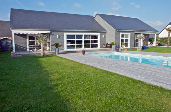 Cette maison de plain-pied est percée de nombreuses et grandes ouvertures pour y laisser entrer aisément la lumière afin de garantir un grand confort à ces habitants